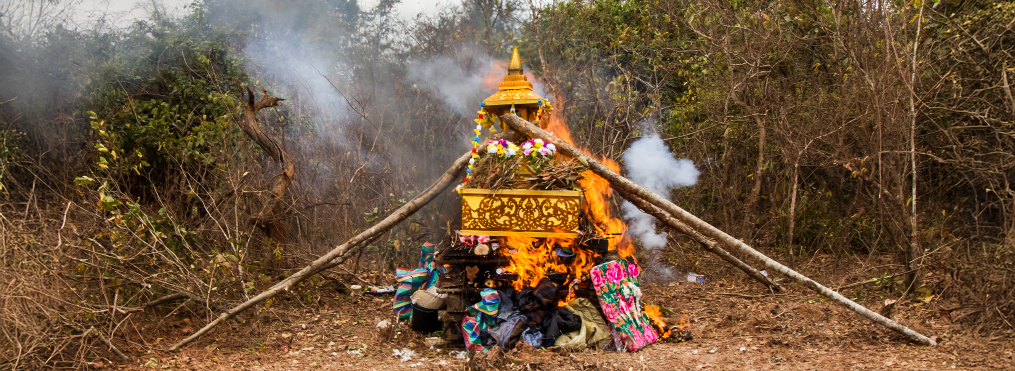 Buddhistische Zeremonie mit brennender Opfergabe. Die Flammen stehen für Loslassen, Vergänglichkeit und Verbindung mit den Verstorbenen.