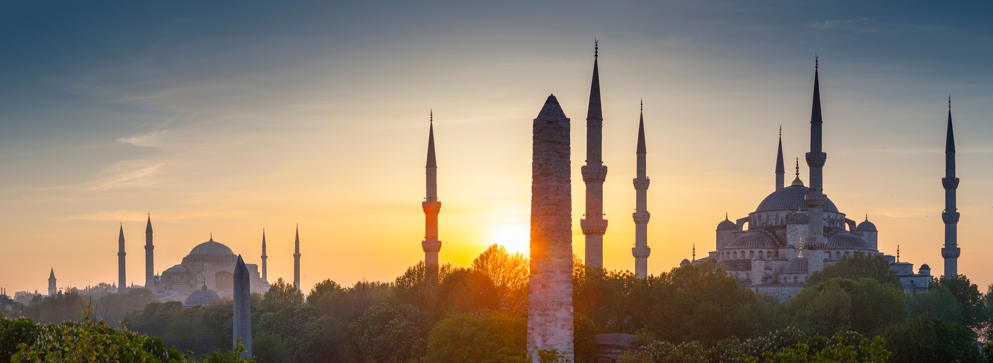 Moscheen mit Minaretten im Licht des Sonnenuntergangs. Sie stehen für Gebet, Einkehr und den friedvollen Umgang mit Trauer im Islam.
